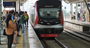 KAI Commuter Ingatkan Penumpang Patuhi Aturan Keselamatan di Peron 2