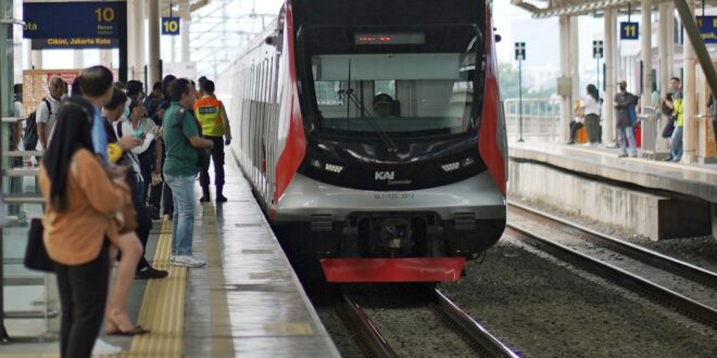 KAI Commuter Ingatkan Penumpang Patuhi Aturan Keselamatan di Peron 1