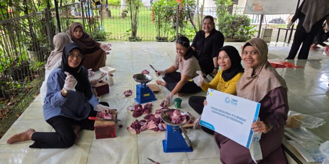 PLN UIT JBM Distribusikan Kurban bagi Ribuan Warga 7