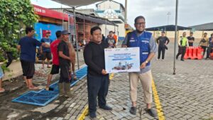 TPS Bagikan 2.000 Paket Daging Kurban 1