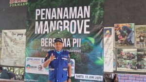 TPS Perkuat Pesisir Gresik dengan 2.000 Bibit Mangrove 1