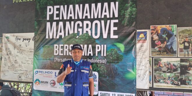 TPS Perkuat Pesisir Gresik dengan 2.000 Bibit Mangrove 7