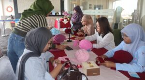 Swiss-Belinn Manyar Gelar Fluffy Chunky Bag Workshop 1