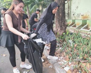 Grand Swiss-Belhotel Darmo Tutup HUT RI dengan Plogging 1