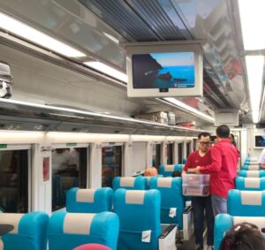 Grand Whiz Praxis Surabaya Bagikan Pizza Gratis di Stasiun Pasar Turi 1