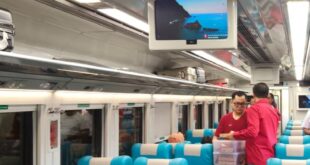 Grand Whiz Praxis Surabaya Bagikan Pizza Gratis di Stasiun Pasar Turi 16