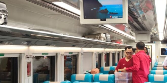 Grand Whiz Praxis Surabaya Bagikan Pizza Gratis di Stasiun Pasar Turi 1