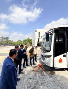 BRI Kancab Kapas Krampung Surabaya Serahkan Bus untuk Dukung Aktivitas Ubaya 1