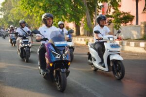 PLN UID Jatim Rayakan HPN dengan Konvoi Motor Listrik 1