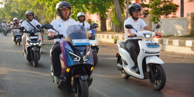 PLN UID Jatim Rayakan HPN dengan Konvoi Motor Listrik 4