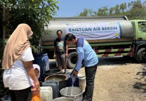 PLN Salurkan Air Bersih di Lumajang dan Tulungagung 1